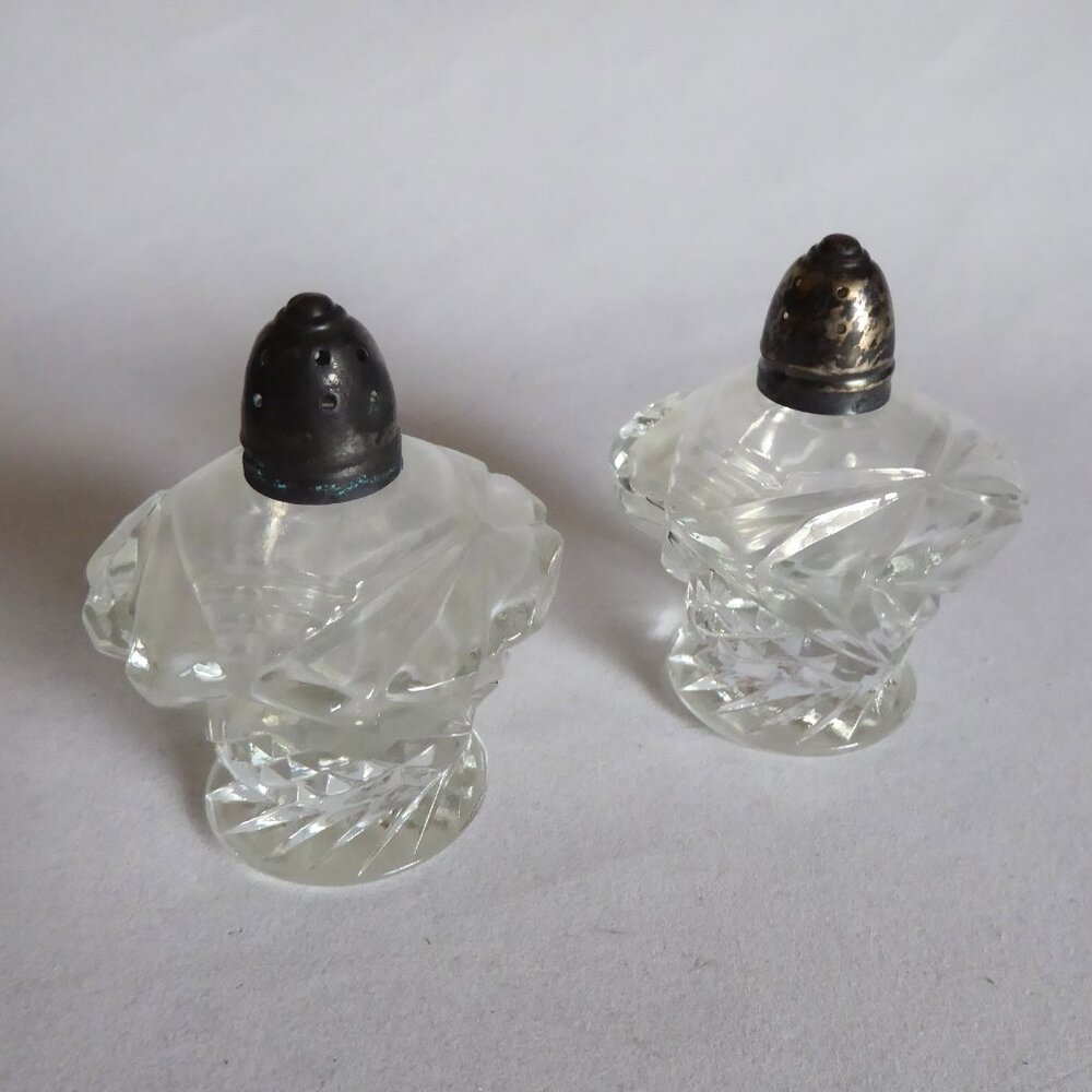 VINTAGE RAIMOND LEADED CRYSTAL & SILVER PLATED SALT & PEPPER SHAKER SET (USED)